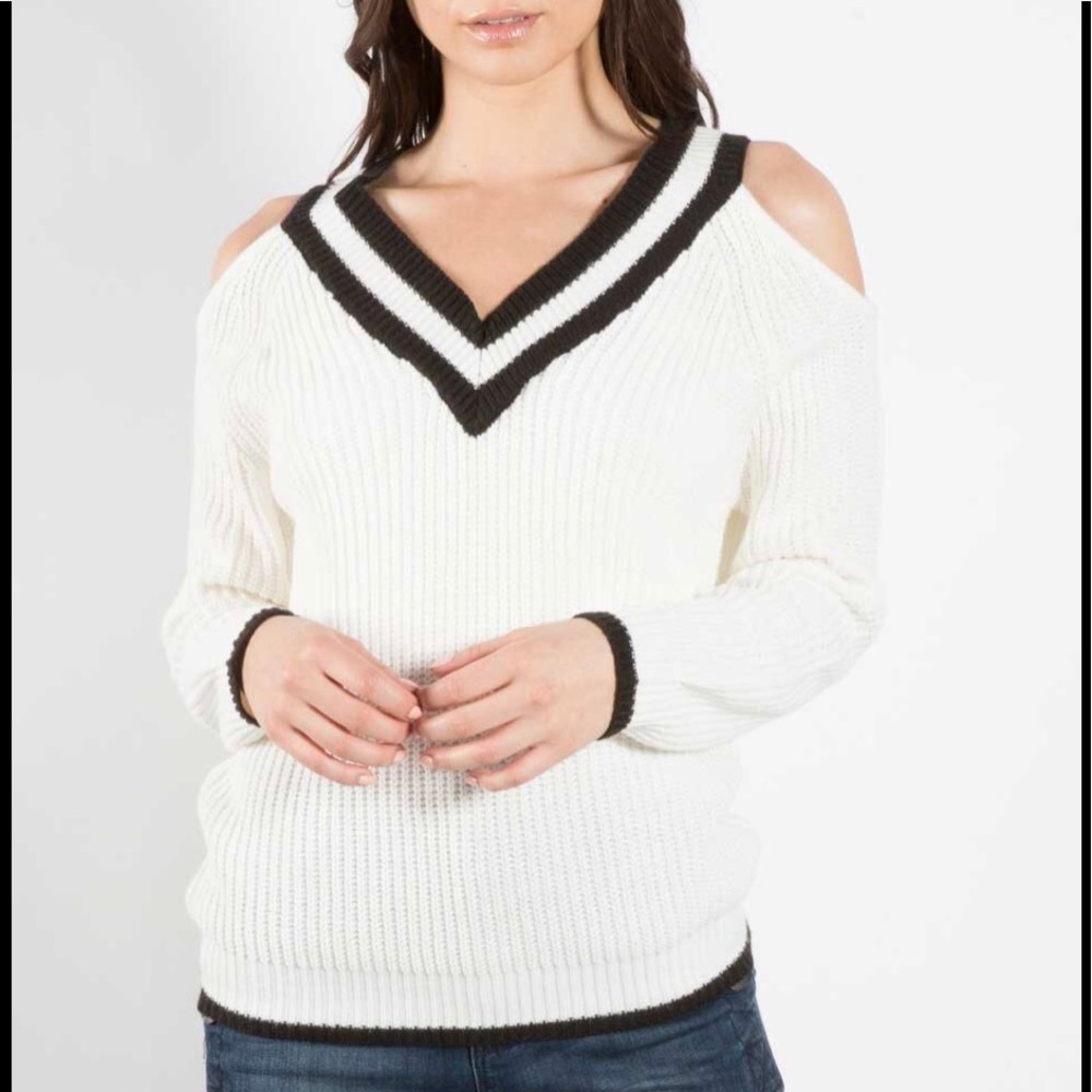 Amazing🖤Elan Cold shoulder V-neck Varsity sweater - Picture 2 of 5